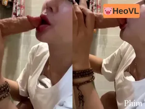 Vào nhà tắm tự sướng liếm cu giả