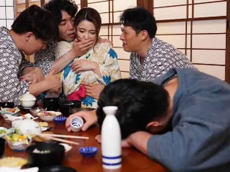 đưa cô vợ đi suối nước nóng, gã chồng không biết bà xã bị người khác đụ sấp mặt