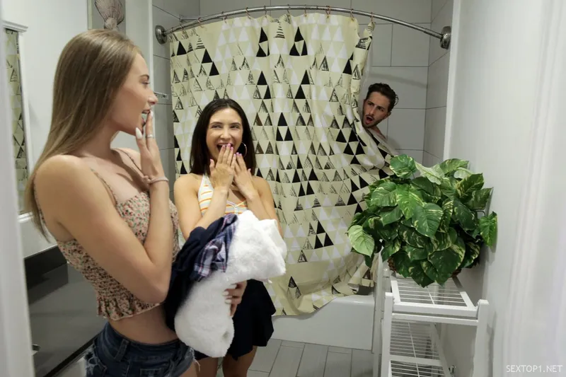 Hai đứa cô bạn gái cùng cha khác má lắm trò