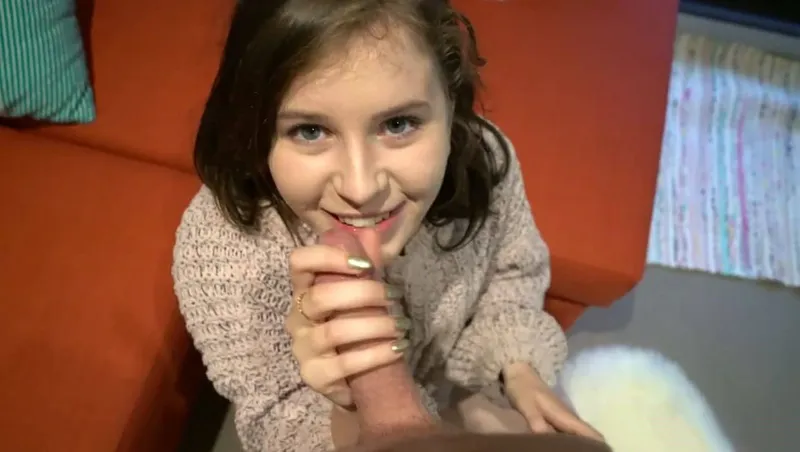 Bắn tinh ngập chiếc lồn hồng của con ghệ dễ thương